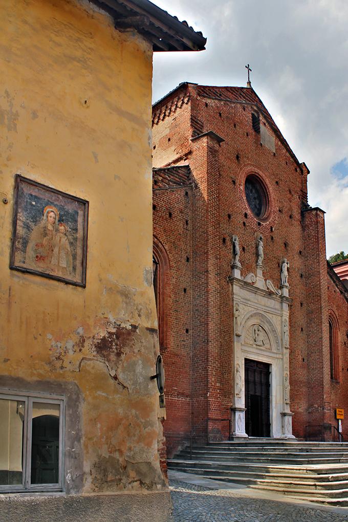 23 _ Revello - Collegiata di Santa Maria Assunta -piazza e casa con affresco .jpg